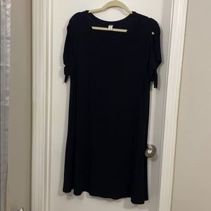 Swings loose black dress, flatters easily!